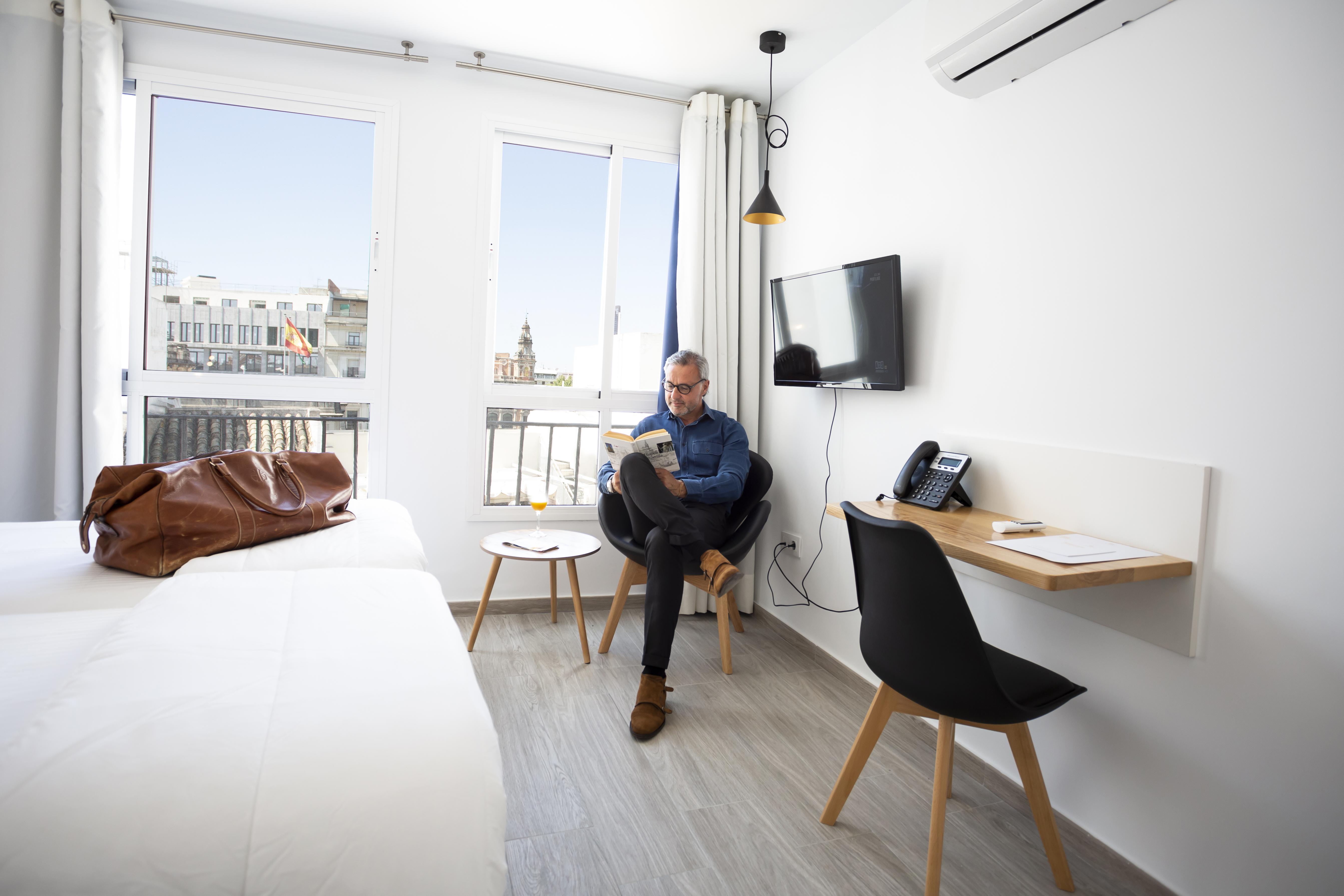 Basic Hotel Sevilla Catedral Bagian luar foto