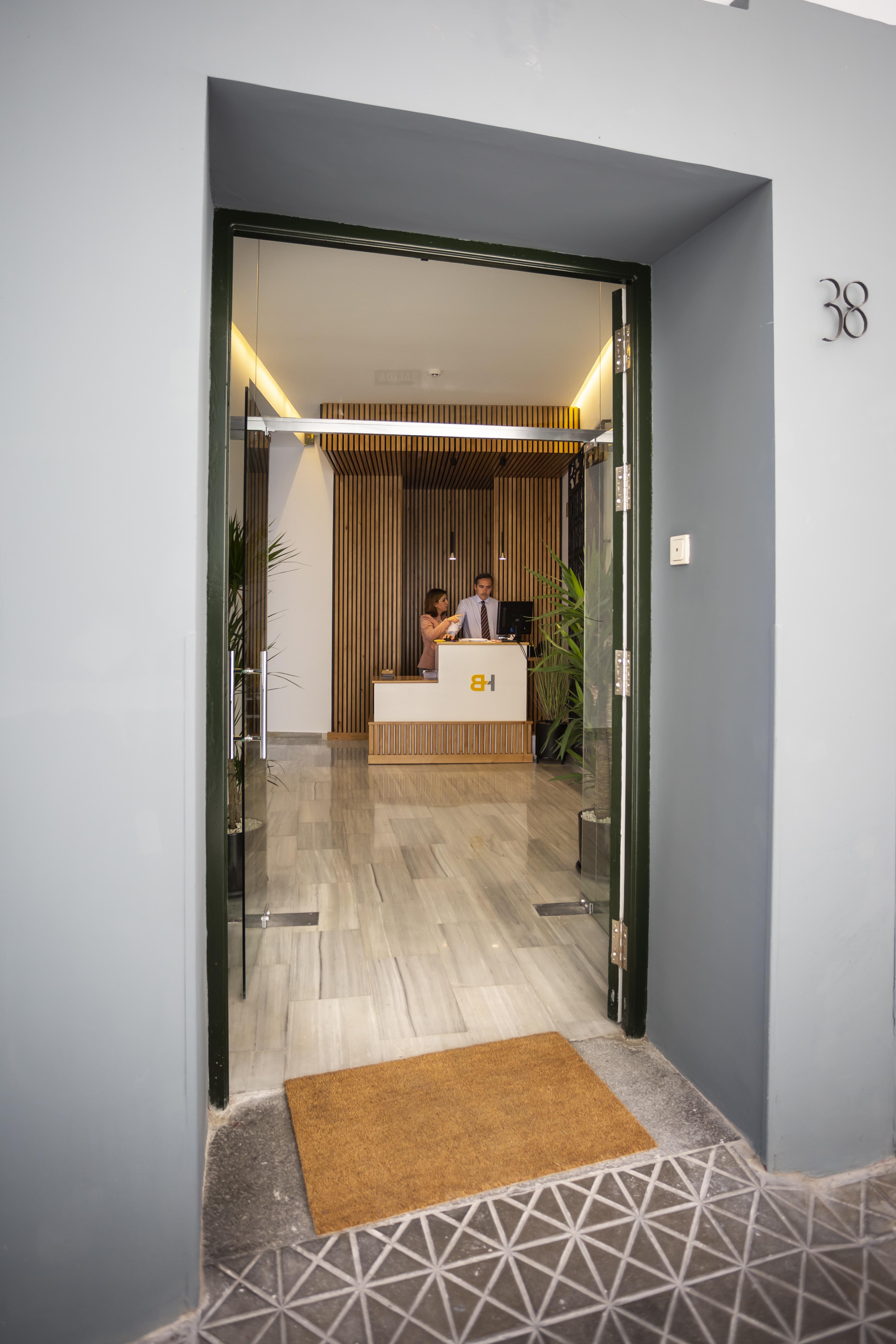 Basic Hotel Sevilla Catedral Bagian luar foto