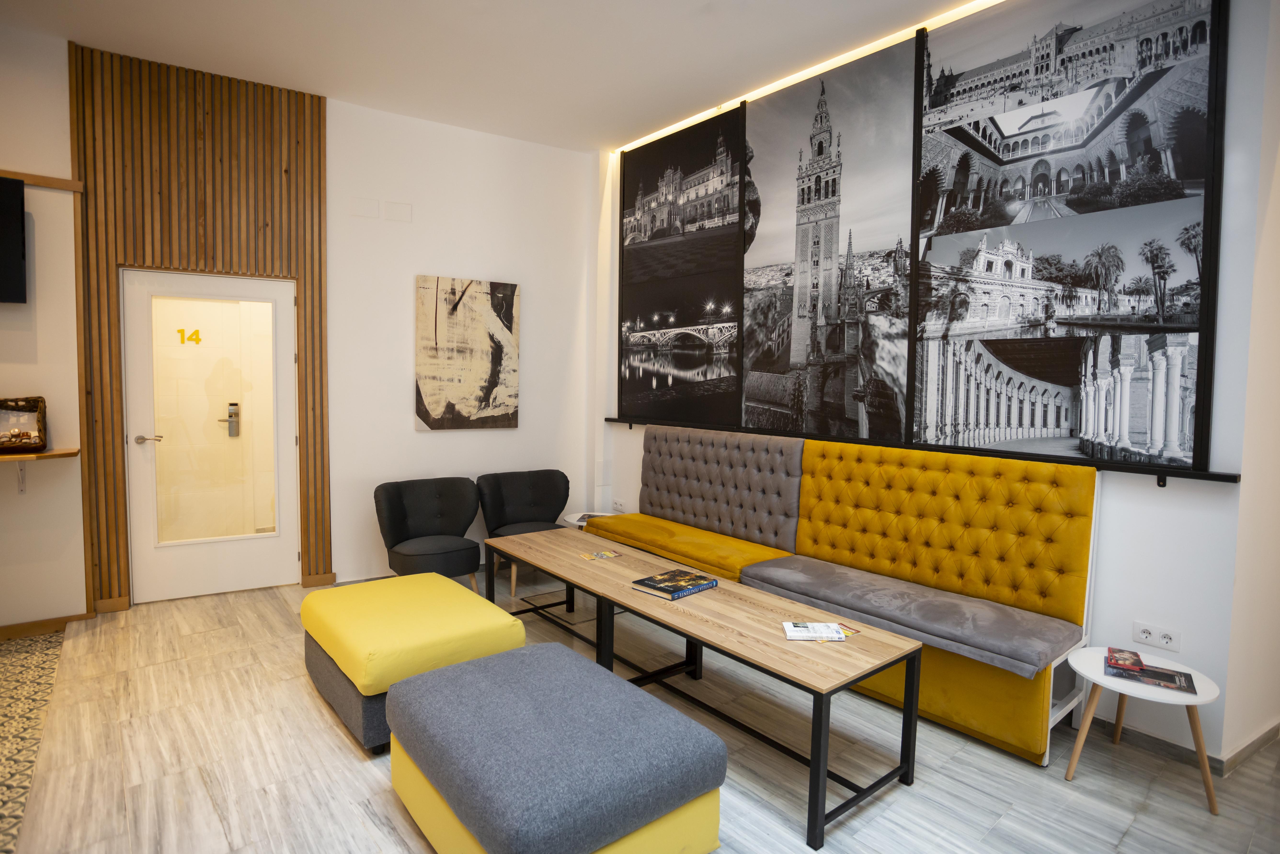 Basic Hotel Sevilla Catedral Bagian luar foto