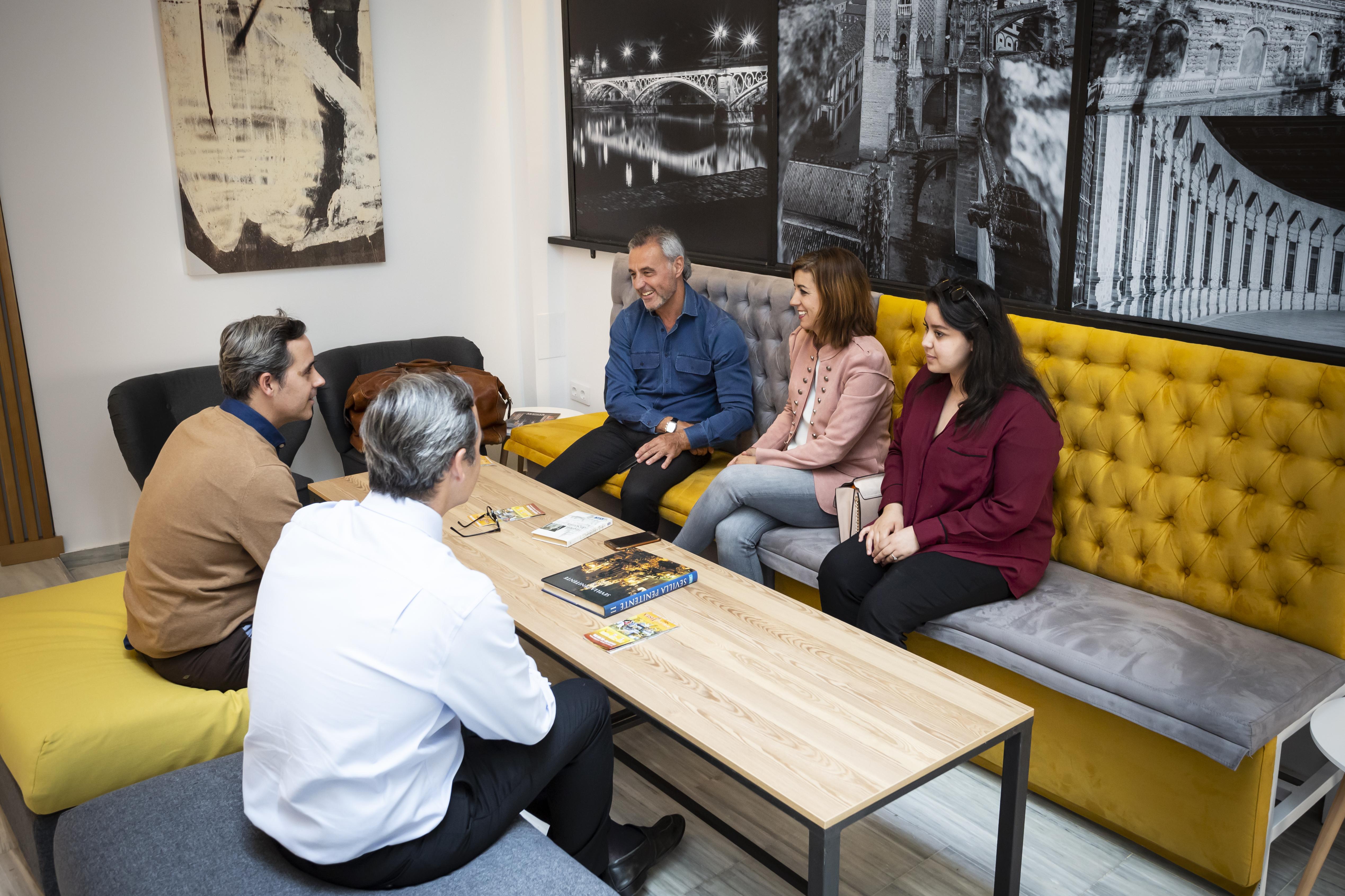 Basic Hotel Sevilla Catedral Bagian luar foto