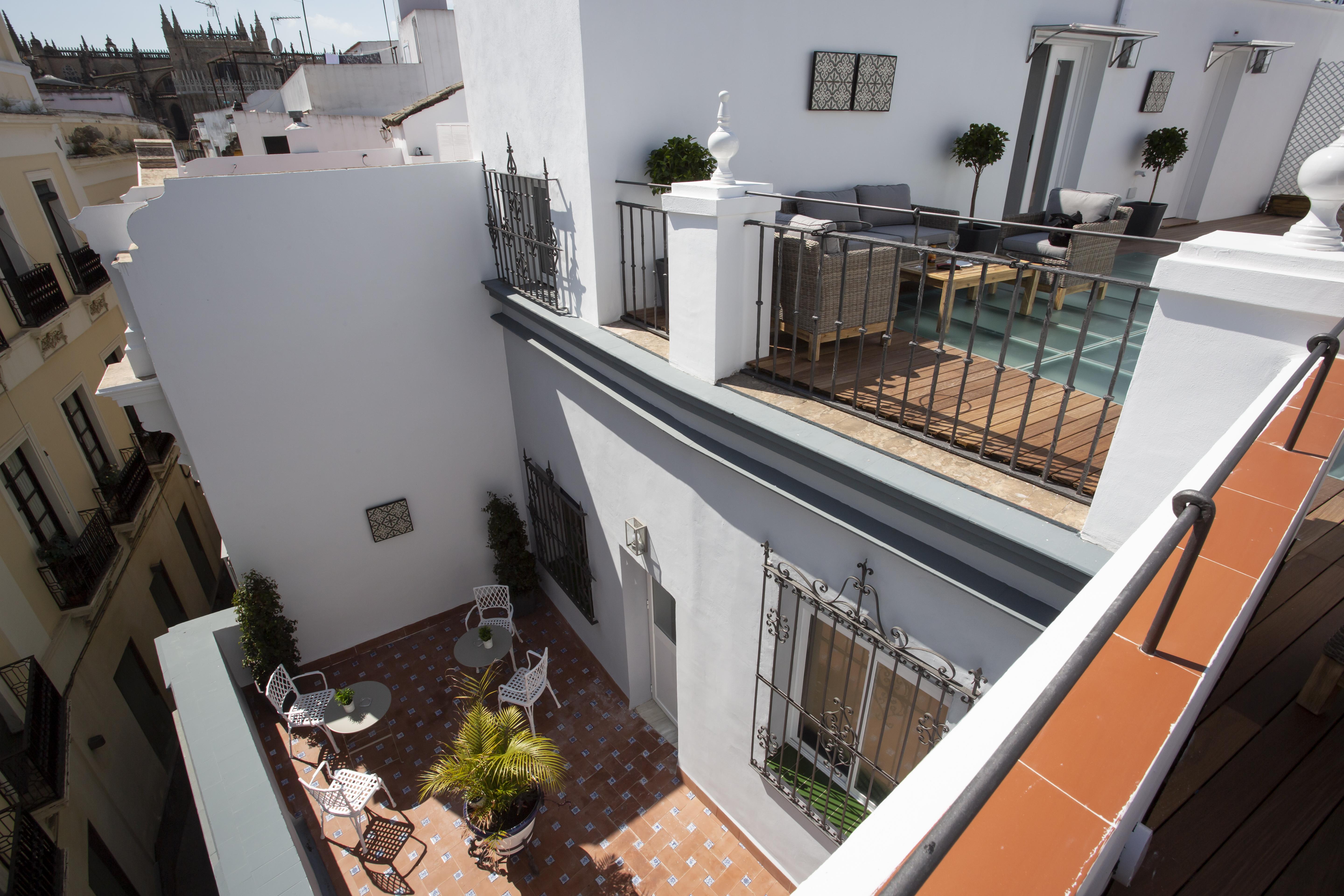 Basic Hotel Sevilla Catedral Bagian luar foto