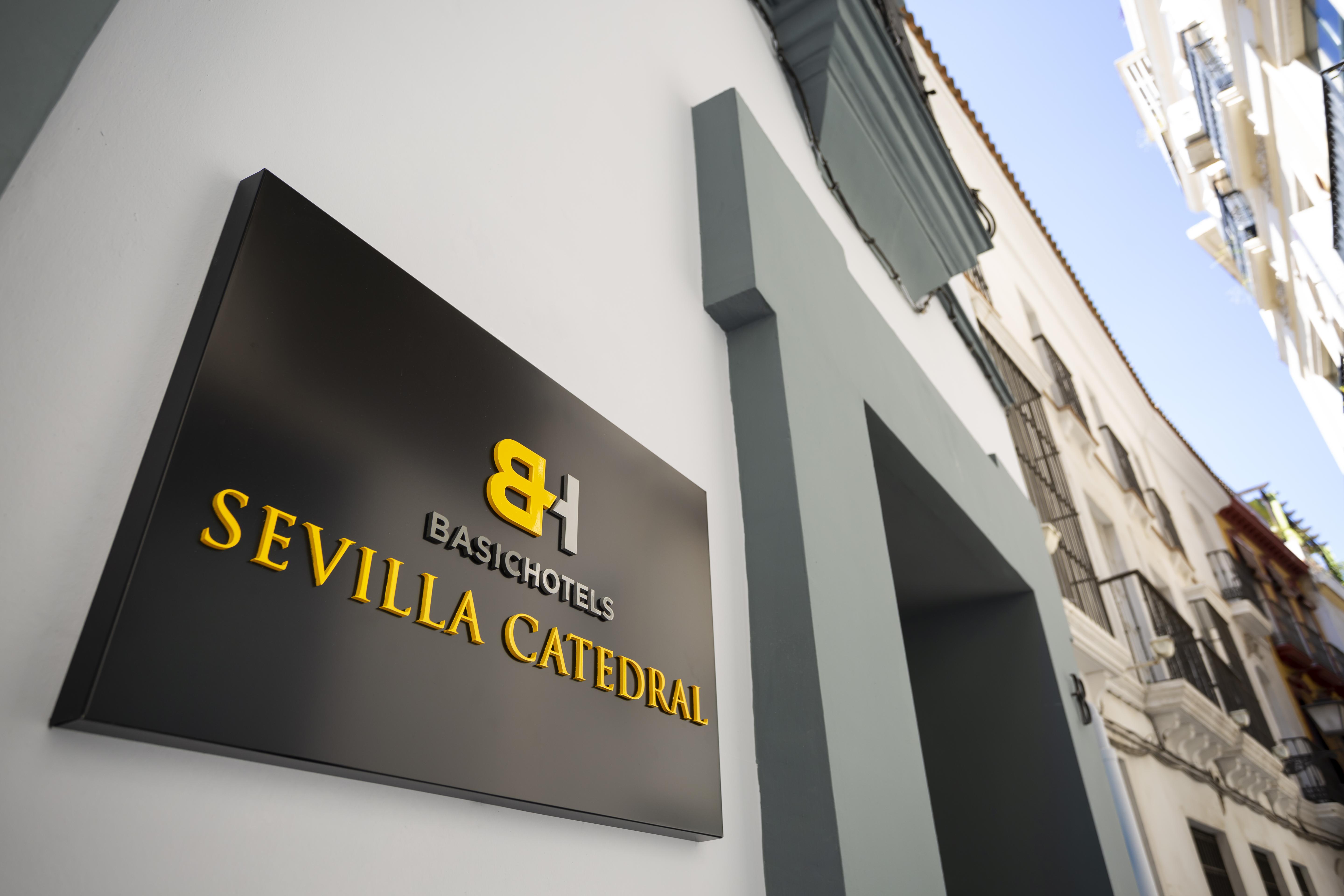 Basic Hotel Sevilla Catedral Bagian luar foto