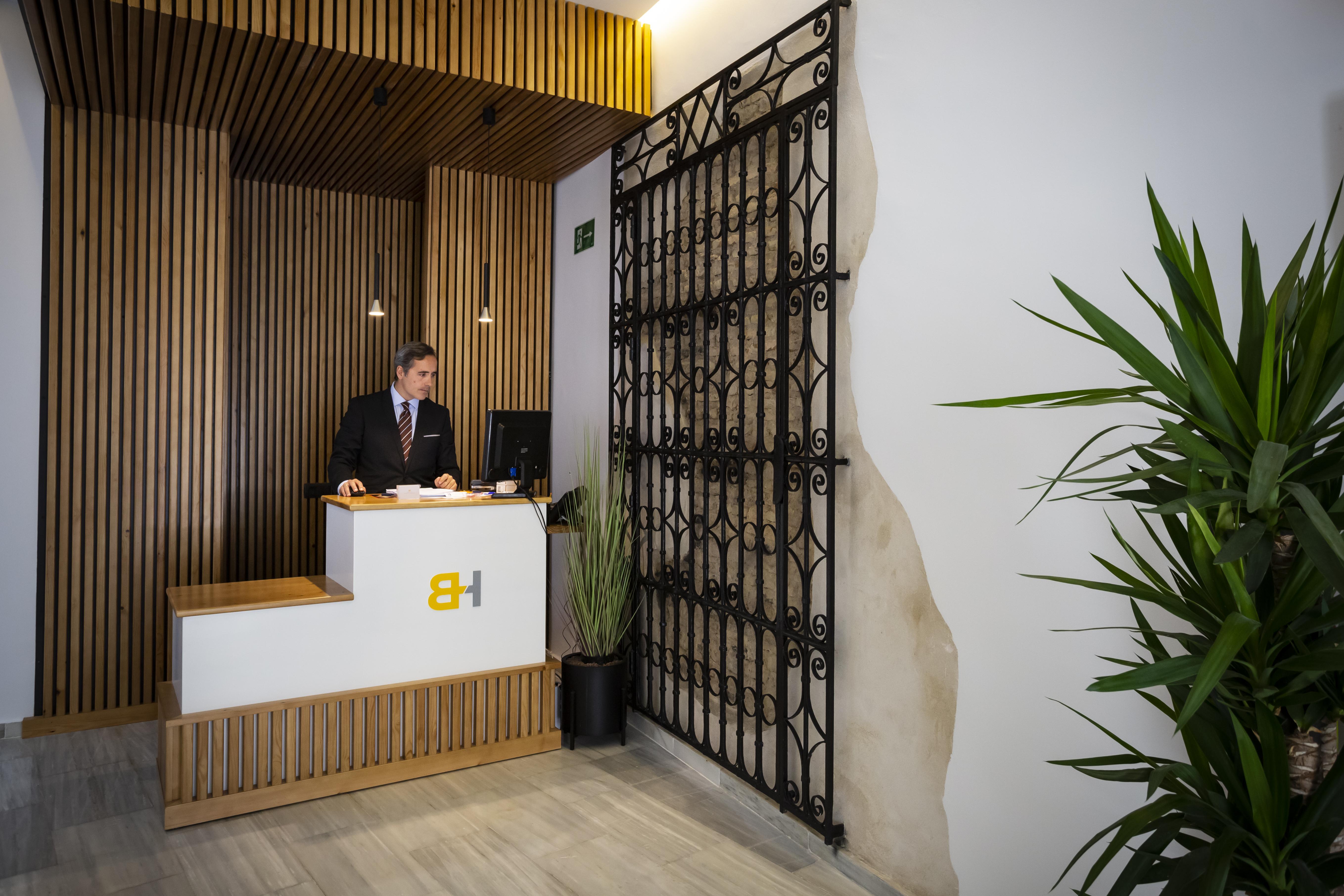 Basic Hotel Sevilla Catedral Bagian luar foto