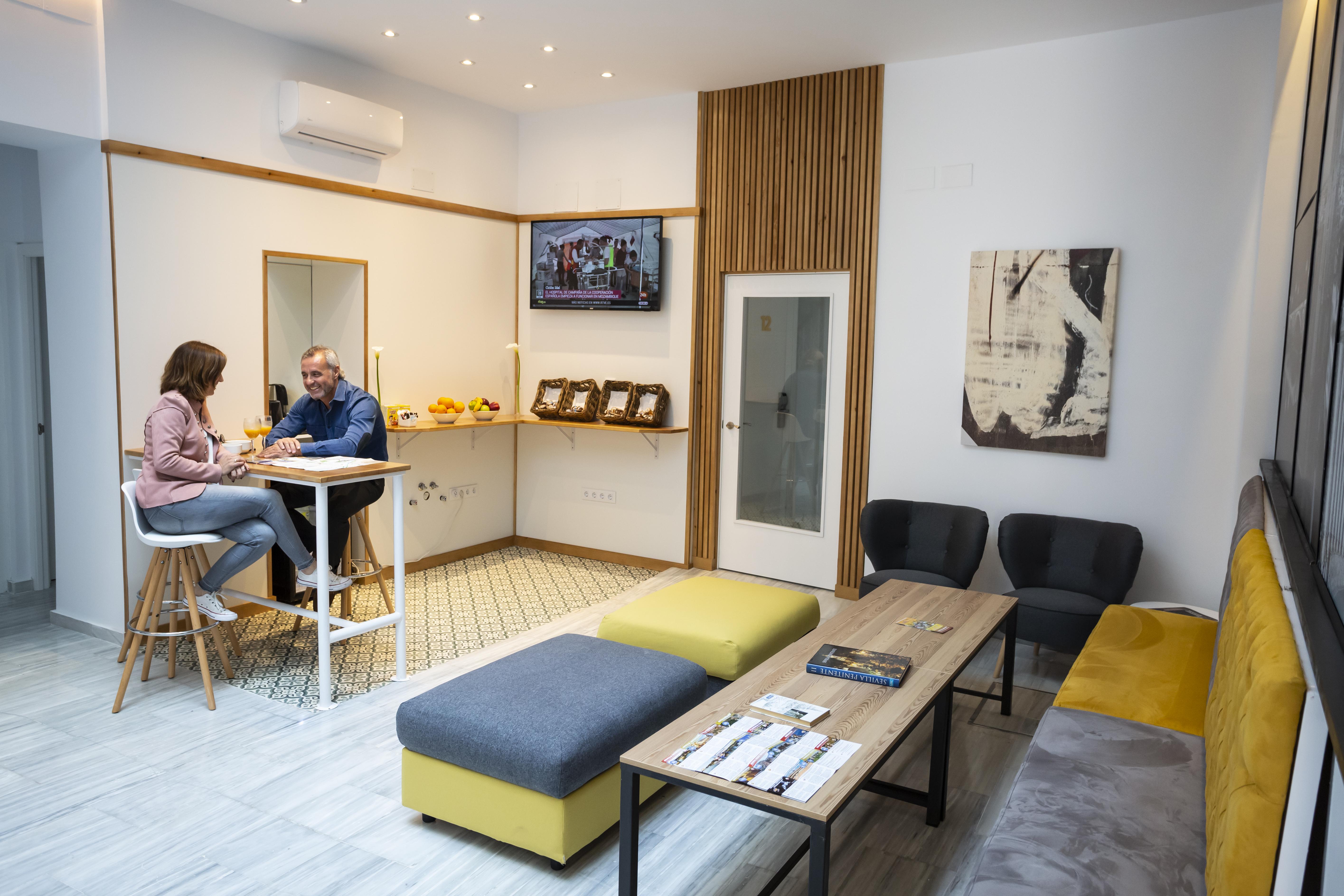 Basic Hotel Sevilla Catedral Bagian luar foto