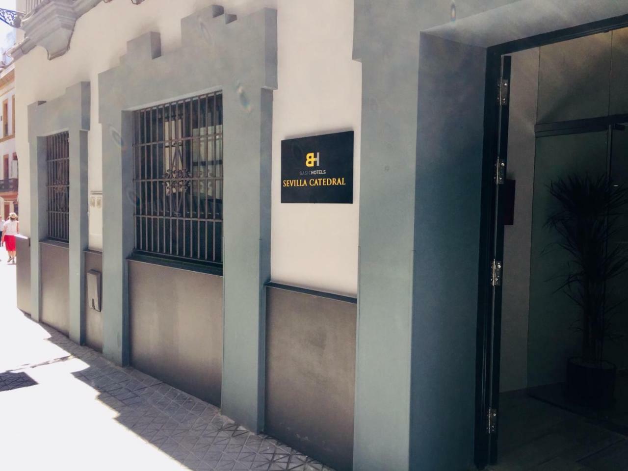 Basic Hotel Sevilla Catedral Bagian luar foto