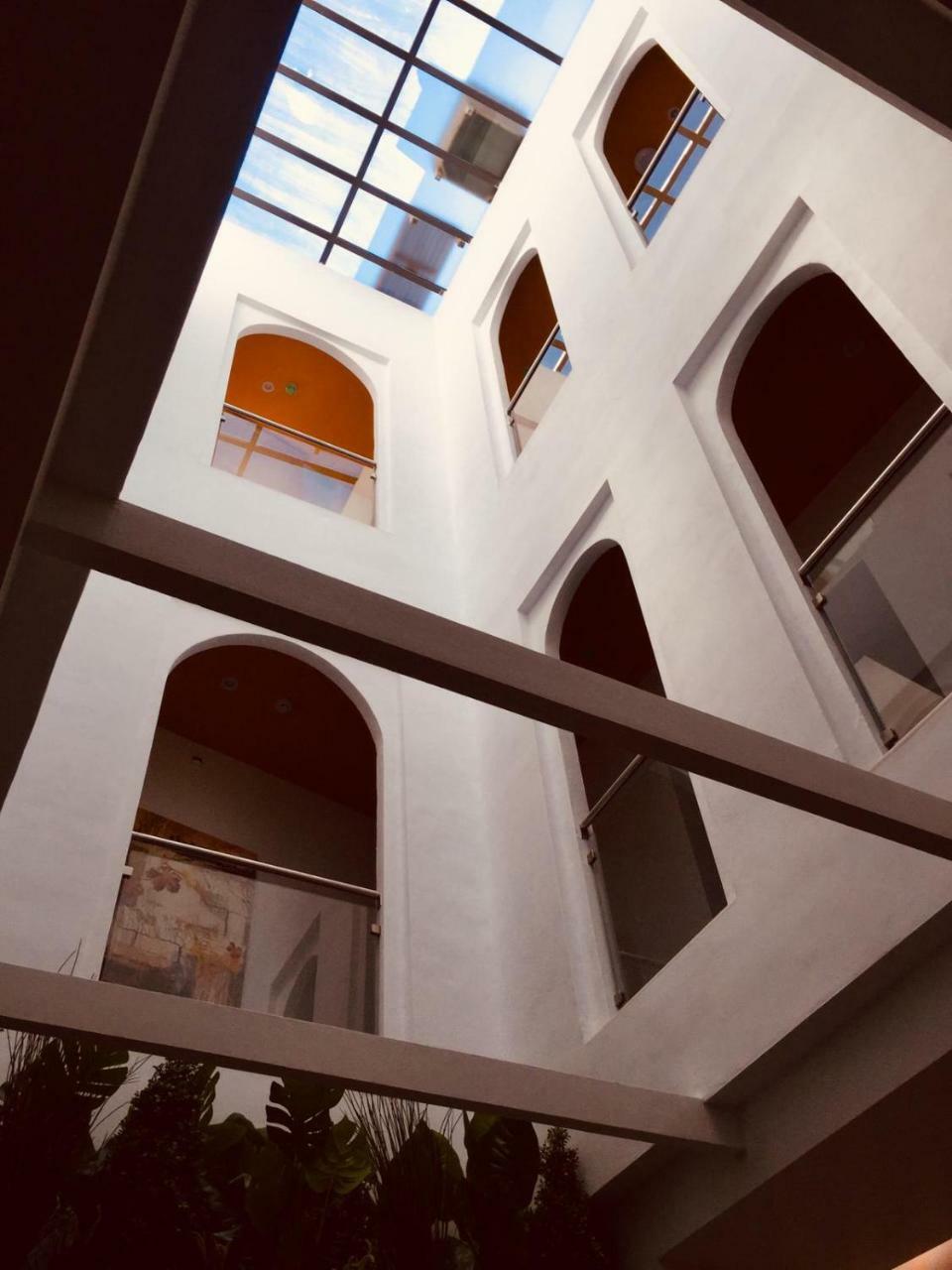Basic Hotel Sevilla Catedral Bagian luar foto