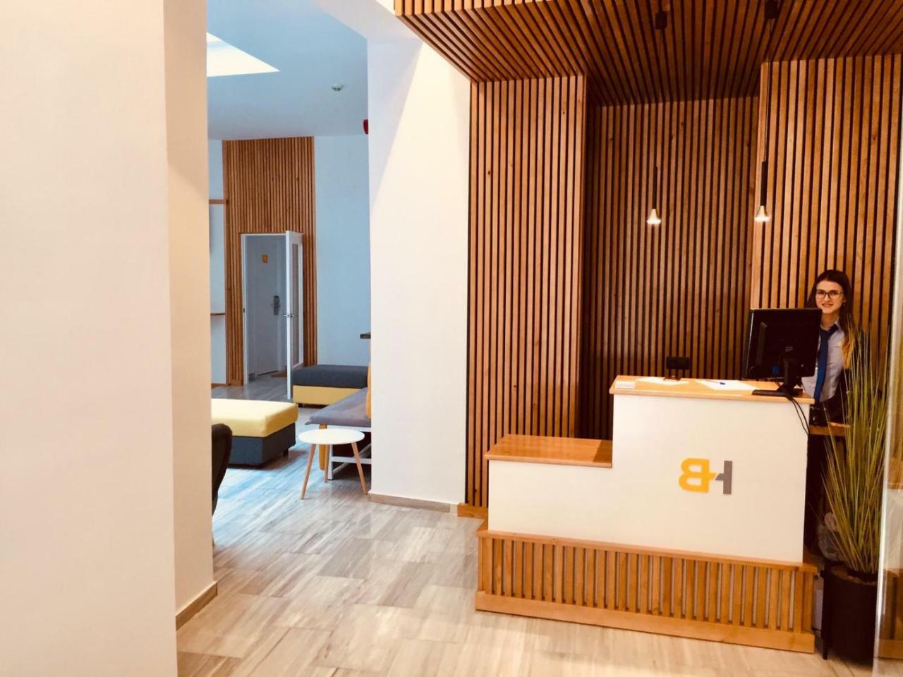 Basic Hotel Sevilla Catedral Bagian luar foto