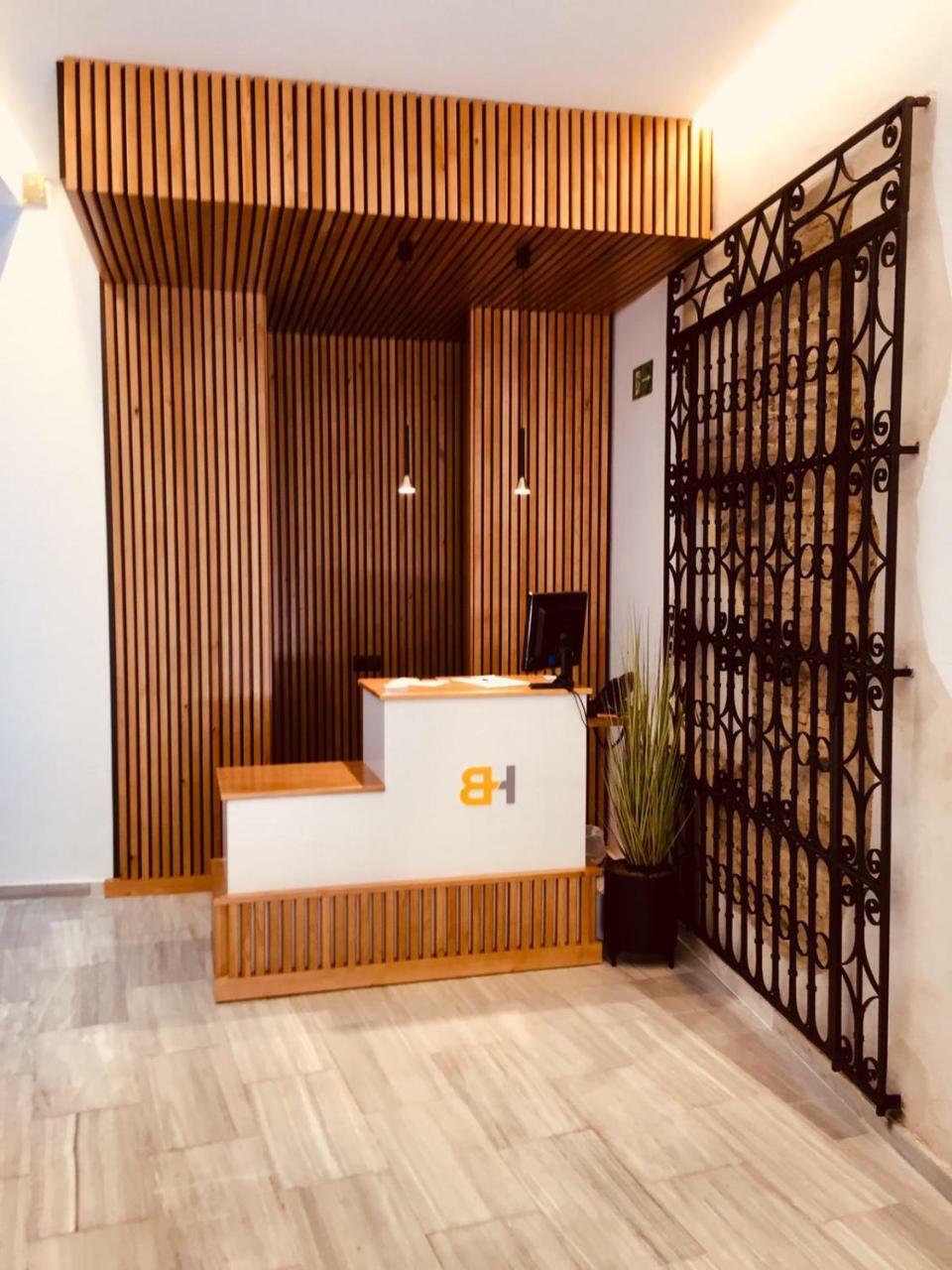 Basic Hotel Sevilla Catedral Bagian luar foto