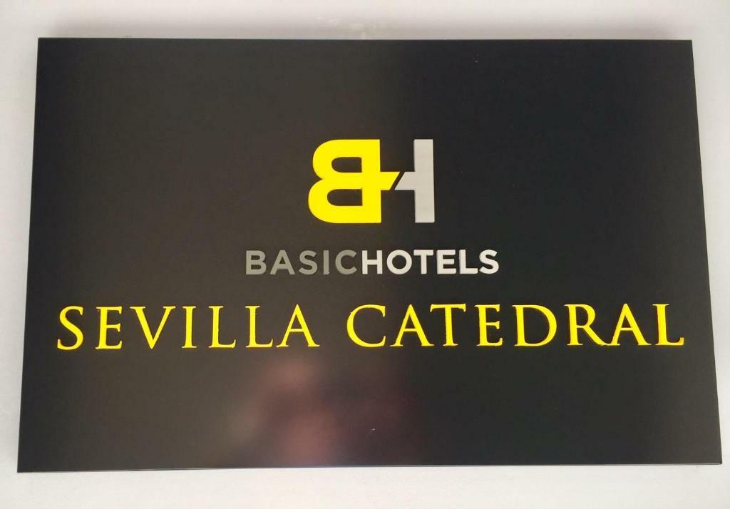Basic Hotel Sevilla Catedral Bagian luar foto