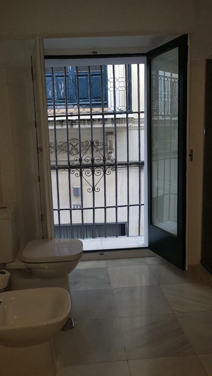 Basic Hotel Sevilla Catedral Bagian luar foto