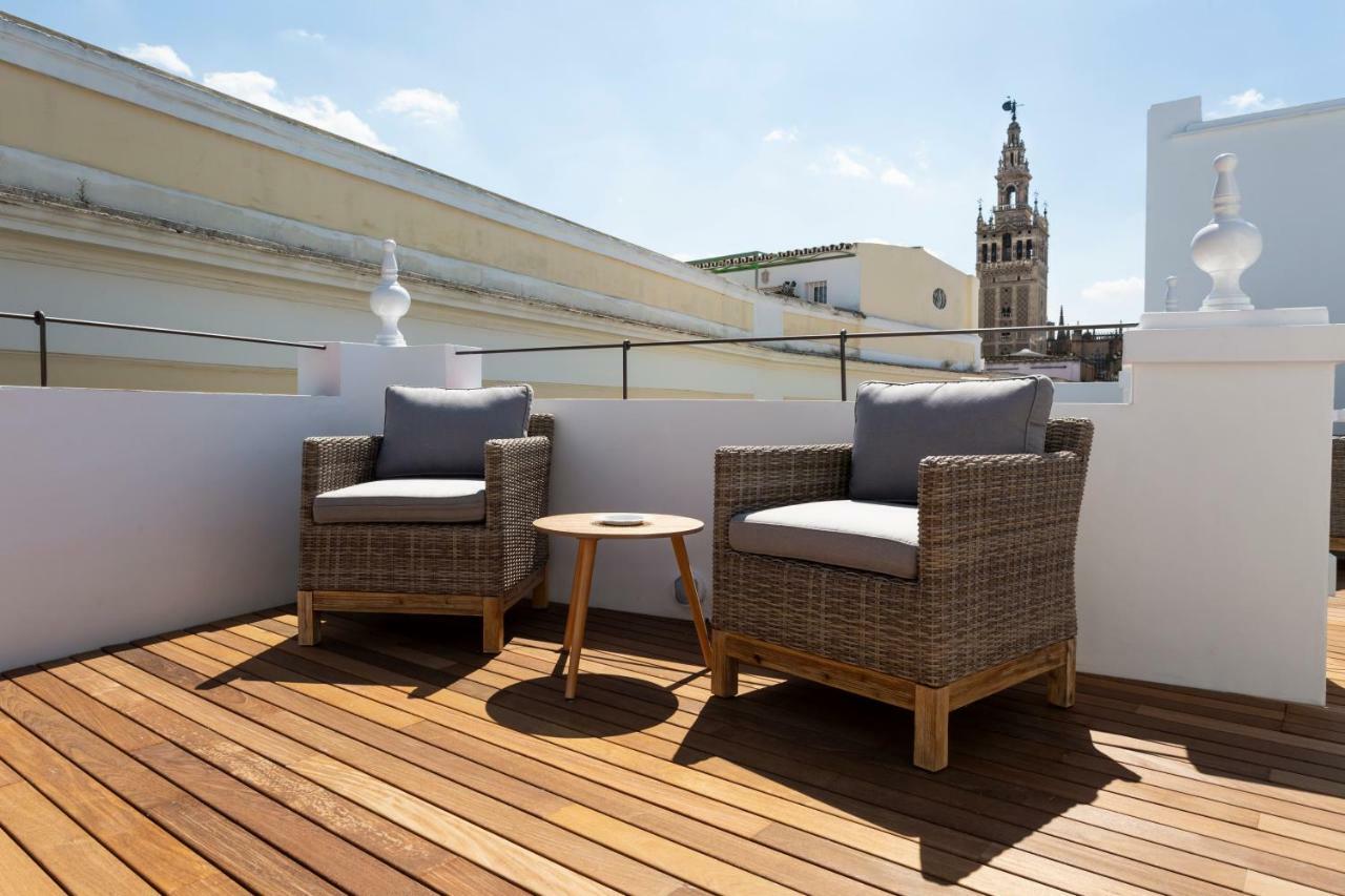 Basic Hotel Sevilla Catedral Bagian luar foto