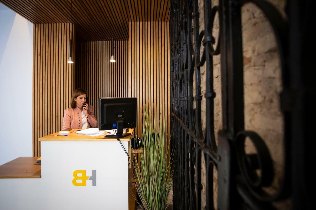 Basic Hotel Sevilla Catedral Bagian luar foto